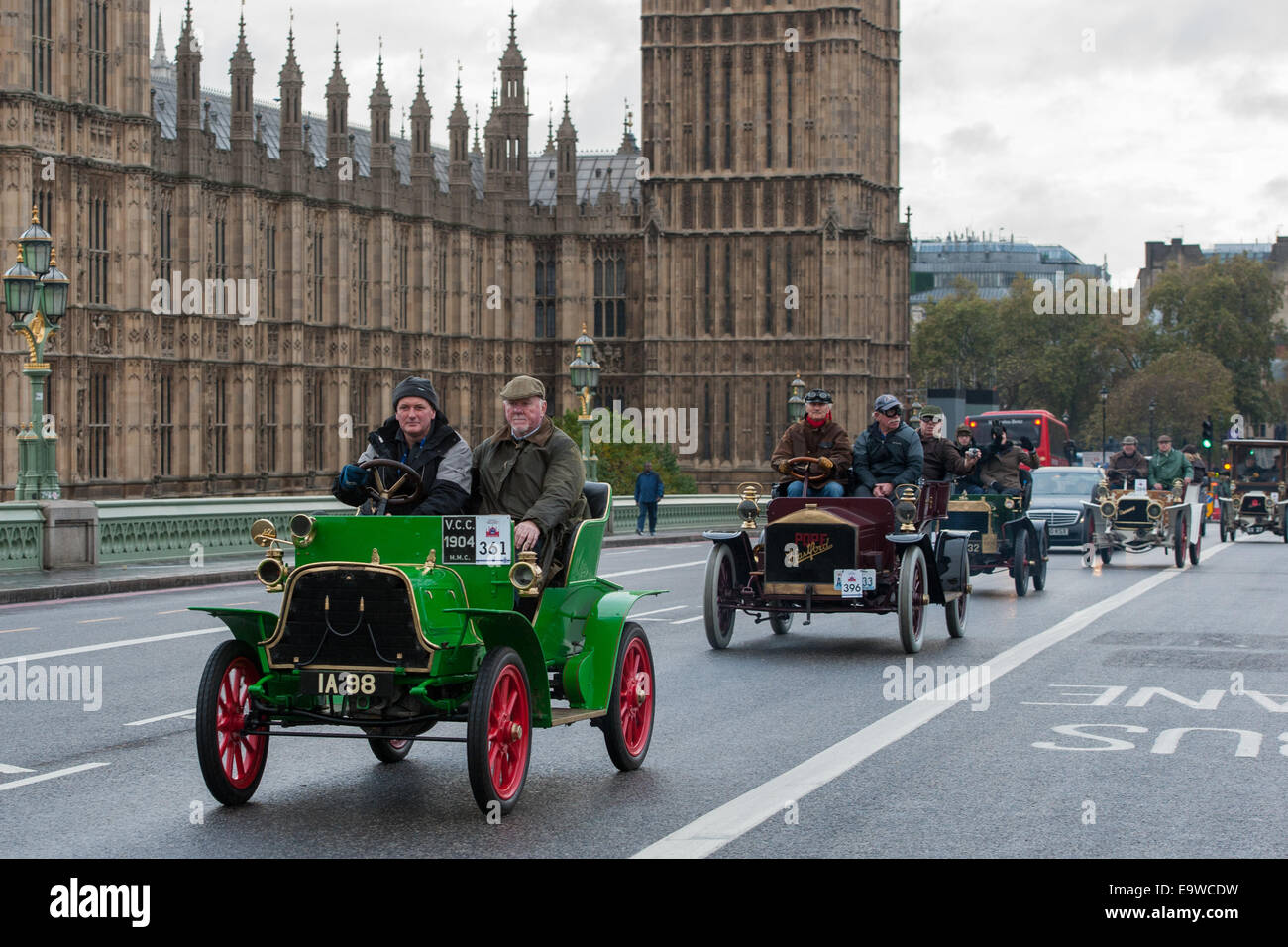 London, UK. 2. November 2014. Motor Oldtimer Rennen quer durch Westminster Bridge während des Bonhams London to Brighton Veteran Car Run. Bildnachweis: Pete Maclaine/Alamy Live-Nachrichten Stockfoto