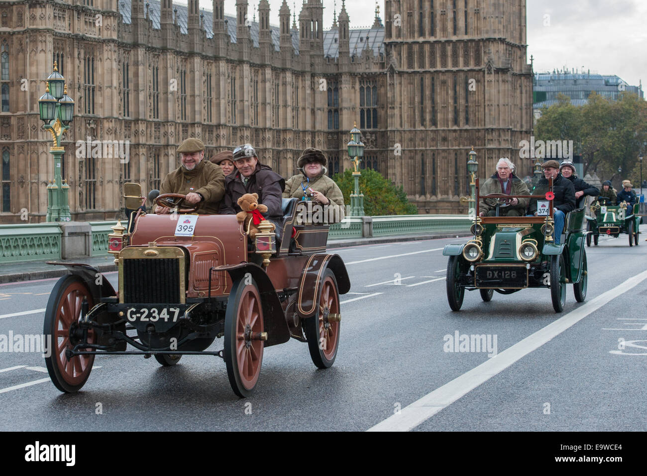 London, UK. 2. November 2014. Motor Oldtimer Rennen quer durch Westminster Bridge während des Bonhams London to Brighton Veteran Car Run. Bildnachweis: Pete Maclaine/Alamy Live-Nachrichten Stockfoto