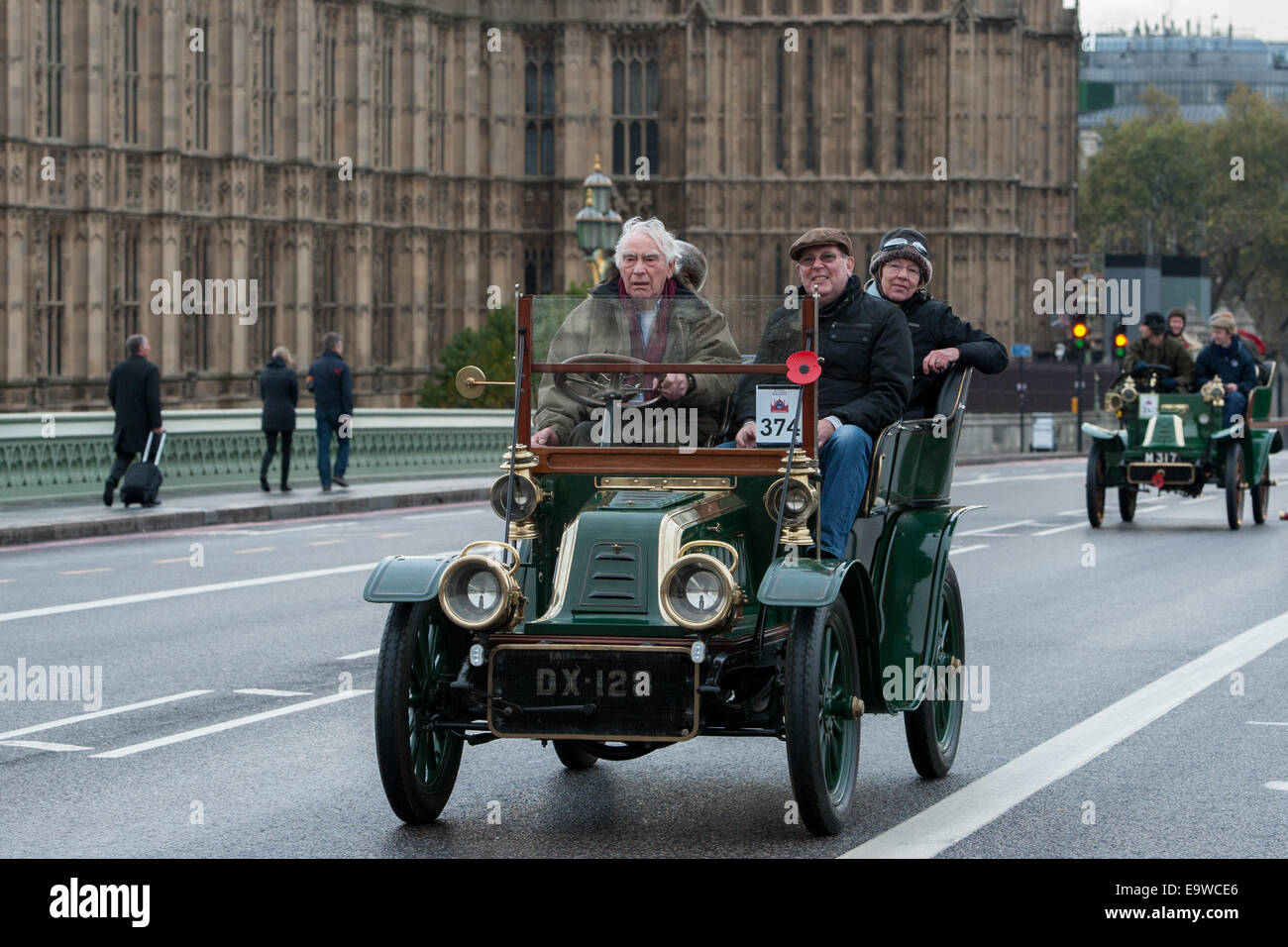 London, UK. 2. November 2014. Motor Oldtimer Rennen quer durch Westminster Bridge während des Bonhams London to Brighton Veteran Car Run. Bildnachweis: Pete Maclaine/Alamy Live-Nachrichten Stockfoto