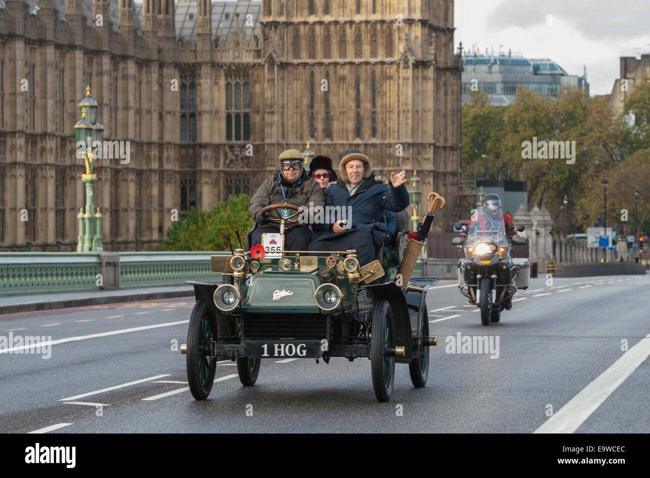 London, UK. 2. November 2014. Motor Oldtimer Rennen quer durch Westminster Bridge während des Bonhams London to Brighton Veteran Car Run. Bildnachweis: Pete Maclaine/Alamy Live-Nachrichten Stockfoto