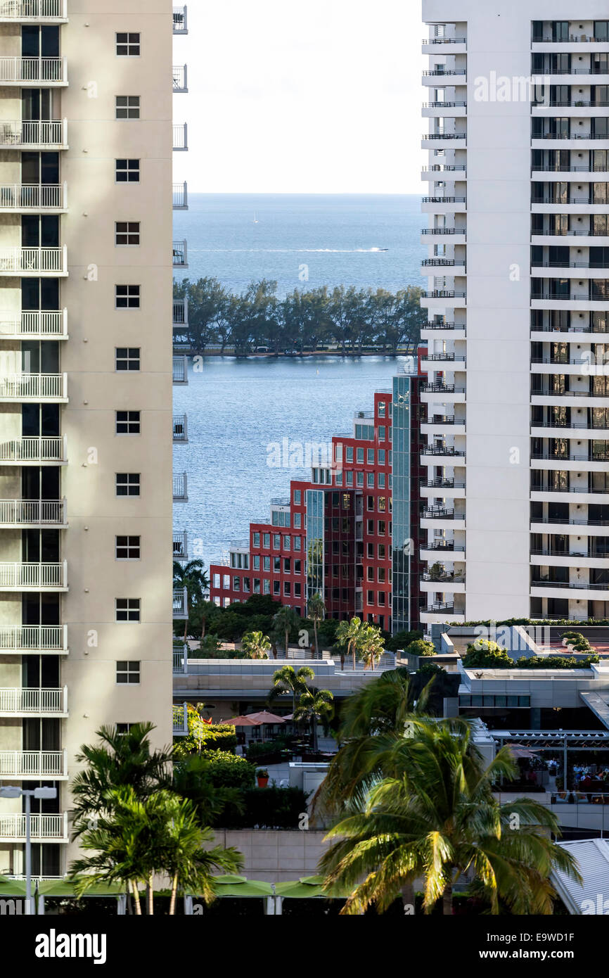 Key Biscayne Causeway und Bucht Gewässer sehen zwischen High-Rise Wohntürme der Innenstadt Brickell in Miami, Florida USA Stockfoto