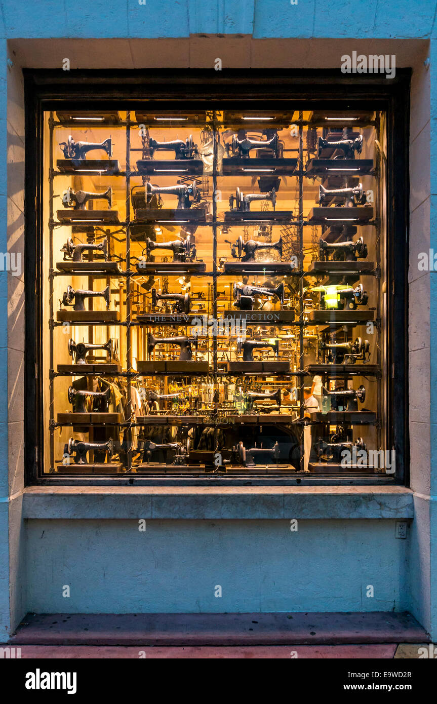 Antike Nähmaschine-Display in einem Lincoln Road Mall Einzelhandel Schaufenster in Miami Beach, Florida, USA. Stockfoto