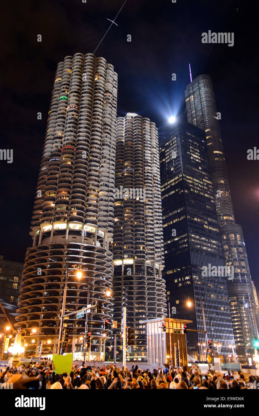 Chicago, Illinois, USA. 2. November 2014. Nik Wallenda Spaziergänge auf einem Drahtseil aus der Marina Towers, das Leo Burnett Gebäude in Chicago, Illinois, am Sonntag, 2. November 2014. Bildnachweis: Daniel Boczarski/Alamy Live-Nachrichten Stockfoto