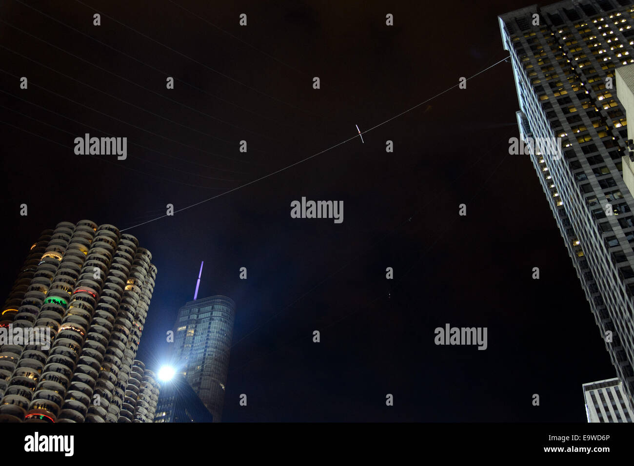 Chicago, Illinois, USA. 2. November 2014. Nik Wallenda Spaziergänge auf einem Drahtseil aus der Marina Towers, das Leo Burnett Gebäude in Chicago, Illinois, am Sonntag, 2. November 2014. Bildnachweis: Daniel Boczarski/Alamy Live-Nachrichten Stockfoto