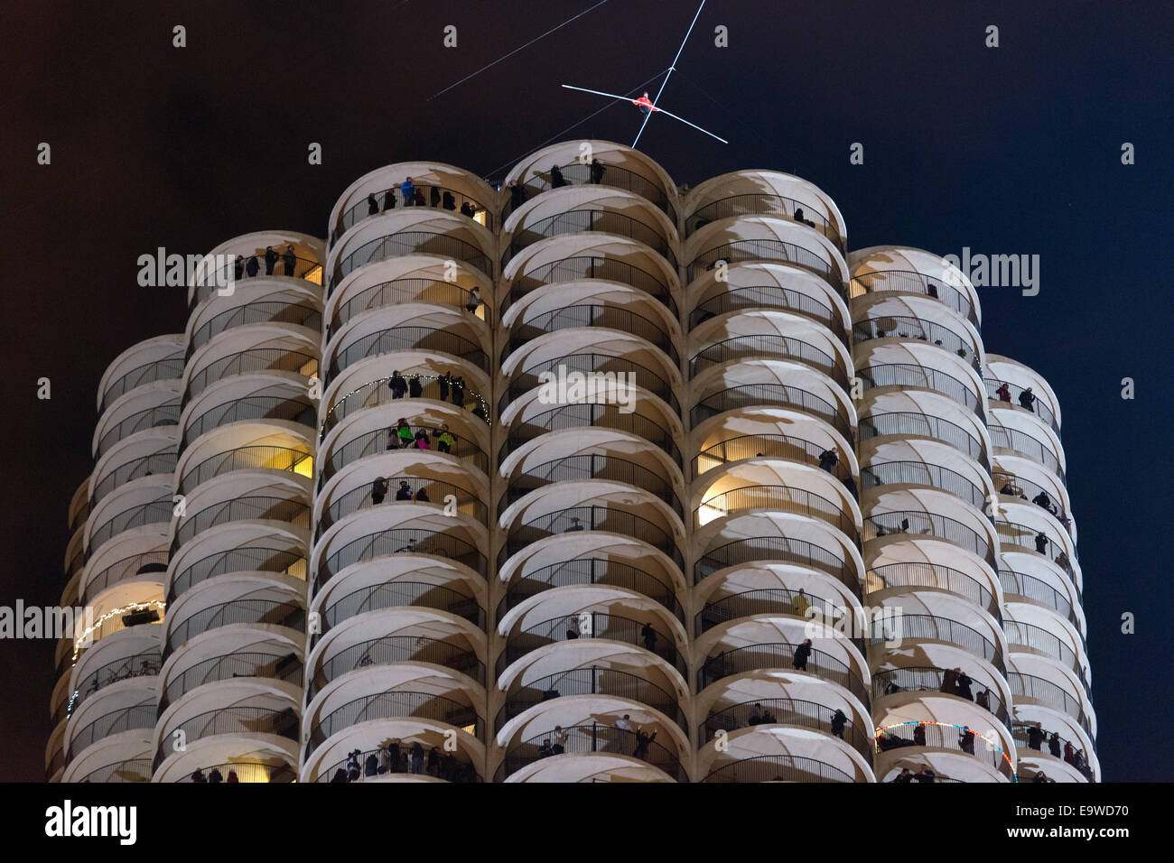 Chicago, Illinois, USA. 2. November 2014. Nik Wallenda Spaziergänge auf einem Drahtseil aus der Marina Towers, das Leo Burnett Gebäude in Chicago, Illinois, am Sonntag, 2. November 2014. Bildnachweis: Daniel Boczarski/Alamy Live-Nachrichten Stockfoto