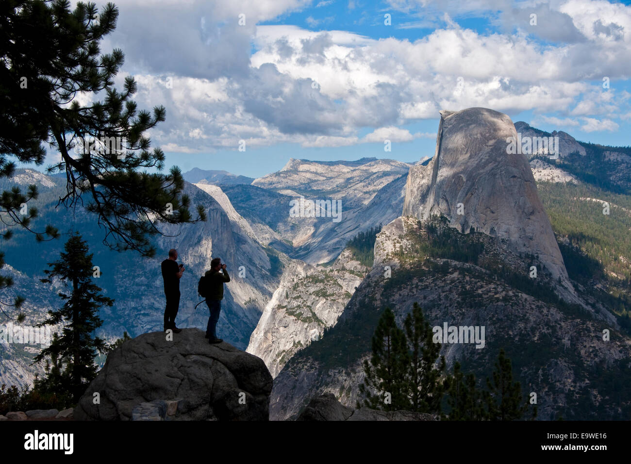 Yosemite National Park vom Glacier Point Overlook mit Half Dome auf der rechten Seite. Stockfoto