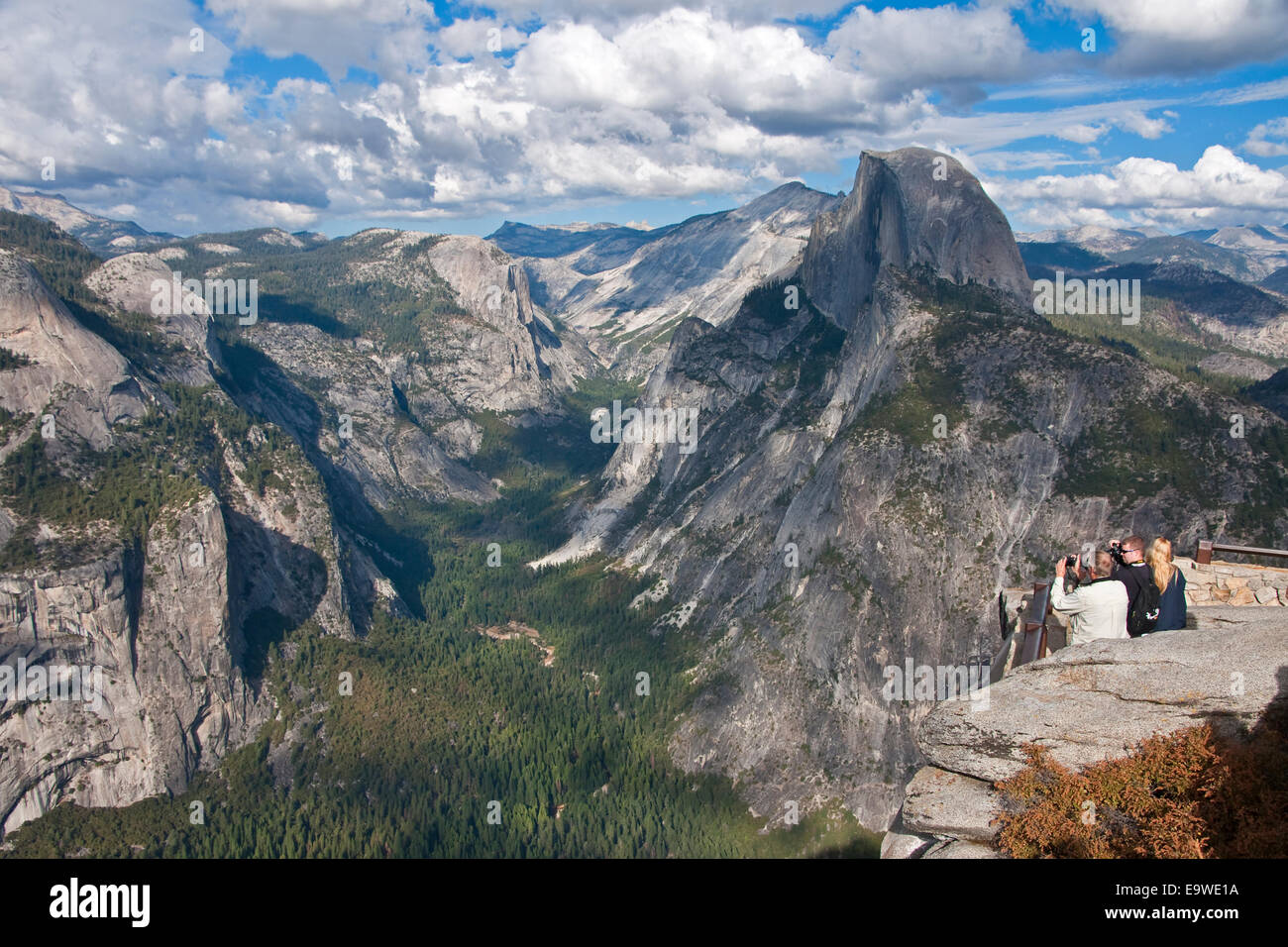Yosemite National Park mit Touristen am Glacier Point mit Blick auf Half Dome auf der rechten Seite anzeigen. Stockfoto