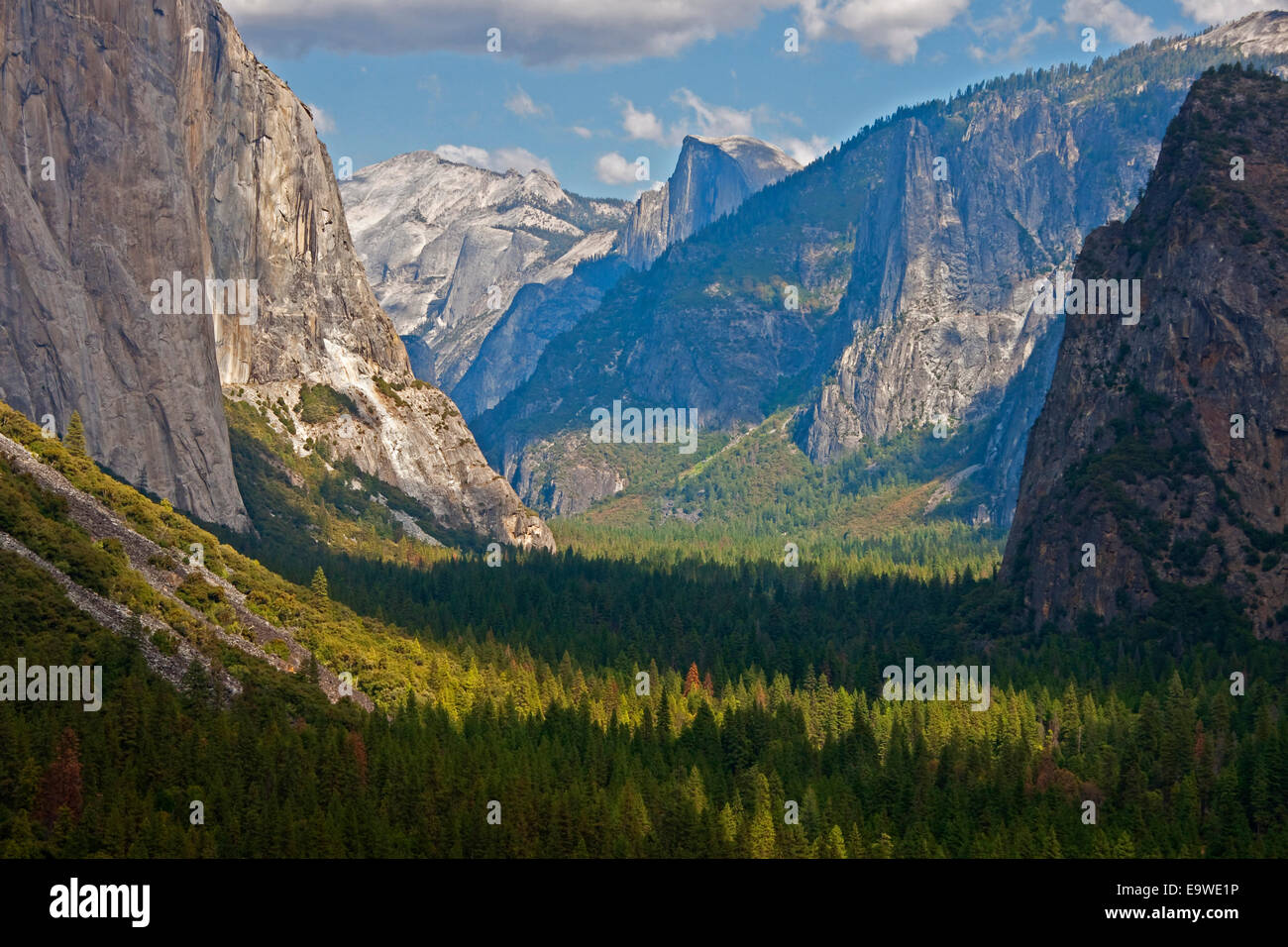 Yosemite National Park ab Tunnel Blick übersehen mit Half Dome im Center. Stockfoto