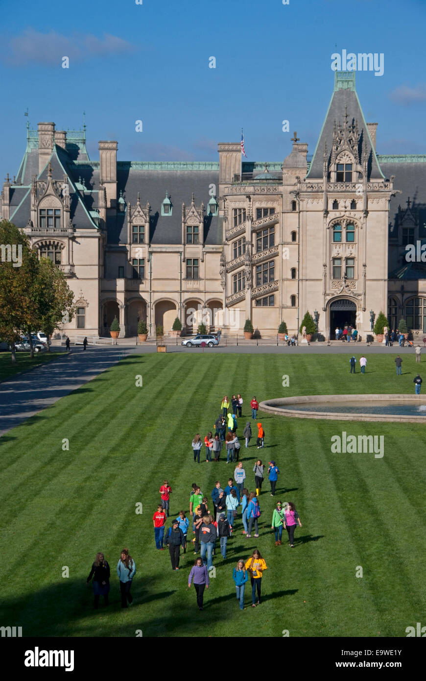 Biltmore Estate Villa mit Schülerinnen und Schüler auf Rasen, Asheville, North Carolina. Stockfoto