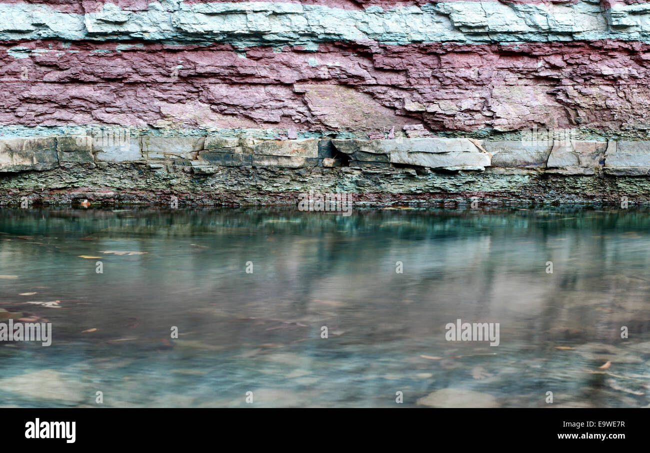 Strukturen von Sedimentgestein Formationen einschließlich Thorold und Grimsby entlang Red Hill Creek in Hamilton, Kanada Stockfoto