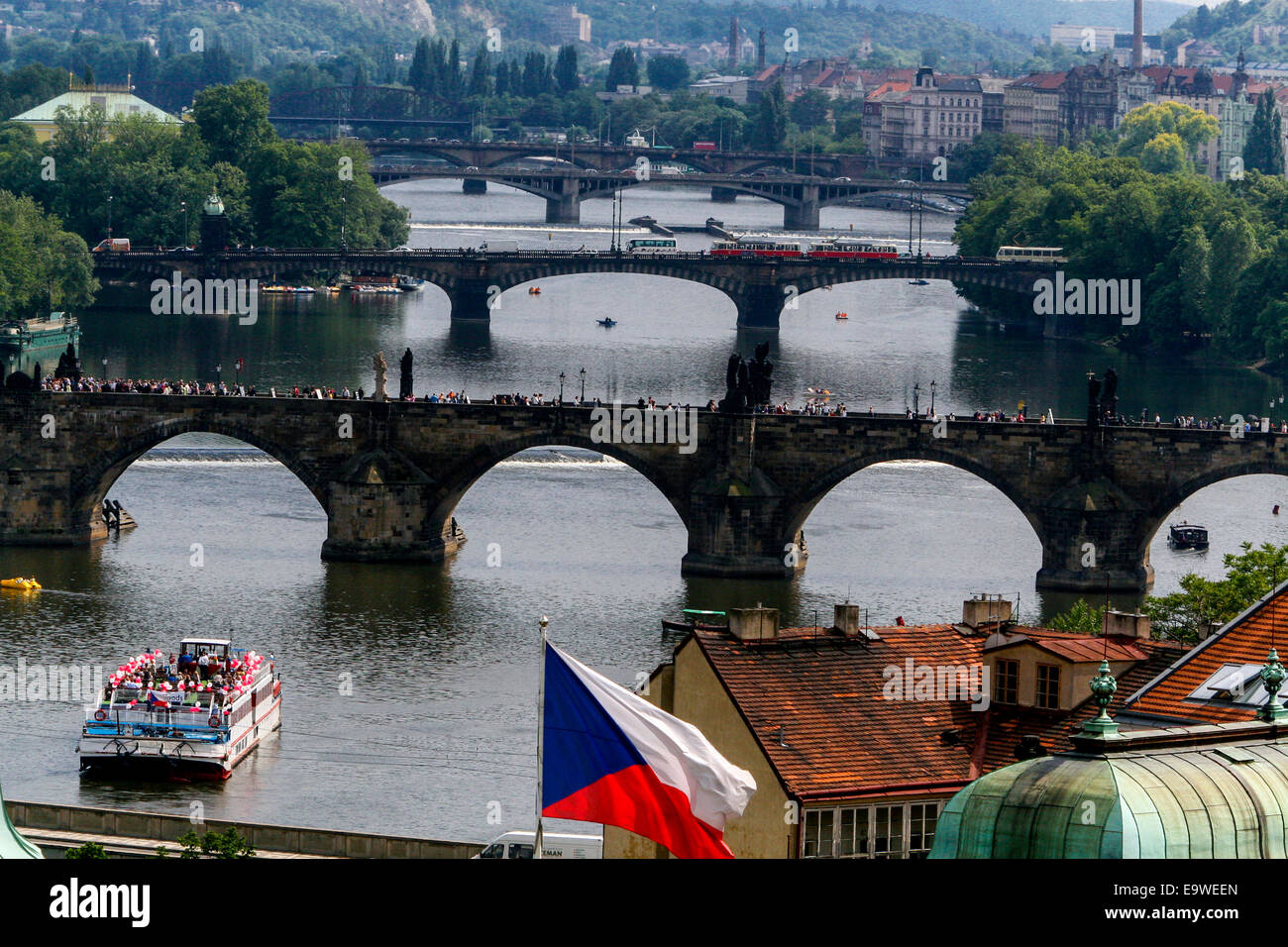 Blick auf die Moldau, Karlsbrücke, Prager Brücken Tschechische Republik Stockfoto
