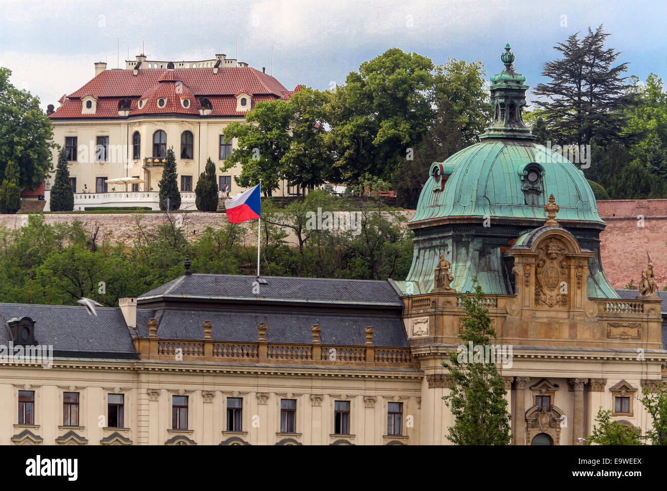 Strakova Akademie, Regierungsbüro, weniger Stadt und Villa von Karel Kramar, Letna, Prag, Tschechische Republik Stockfoto
