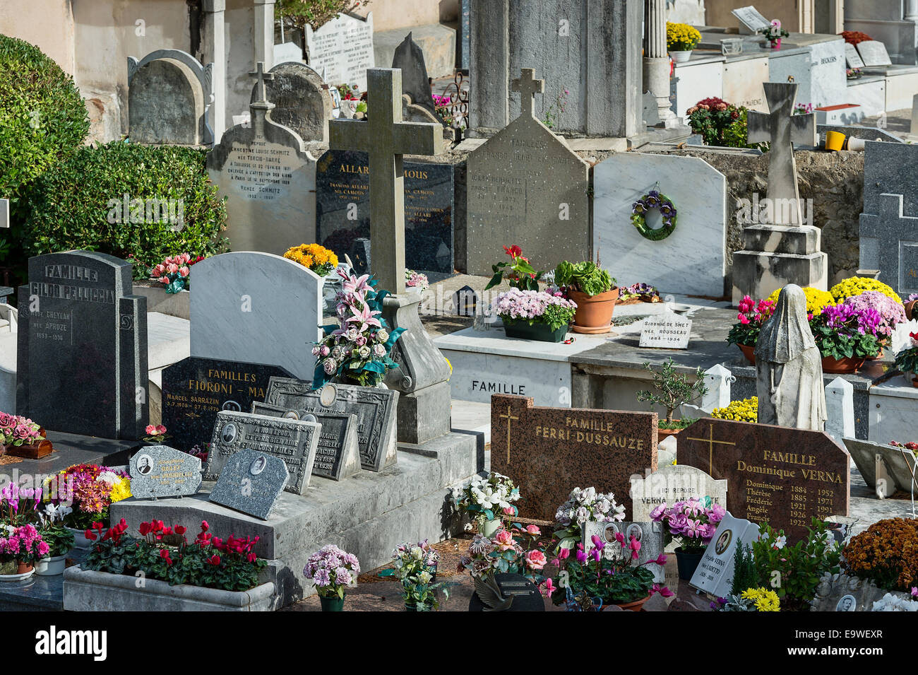 Frische Blumen schmücken die Grüften Dorffriedhof, Saint-Jean-Cap-Ferrat, Frankreich Stockfoto