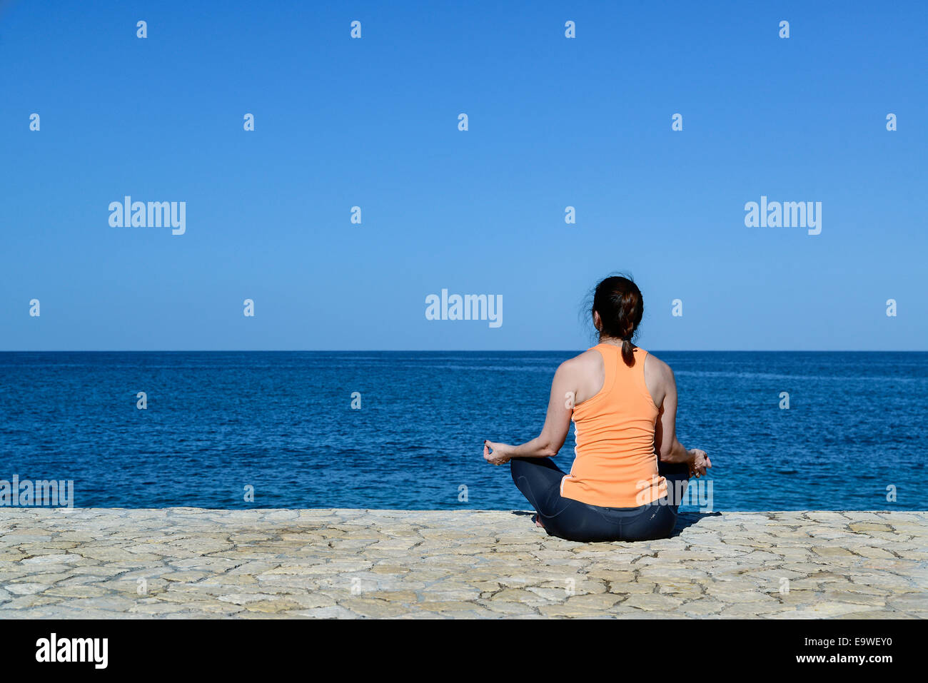 Frau am Meer Yoga Meditation, Jamaika praktizieren. Stockfoto