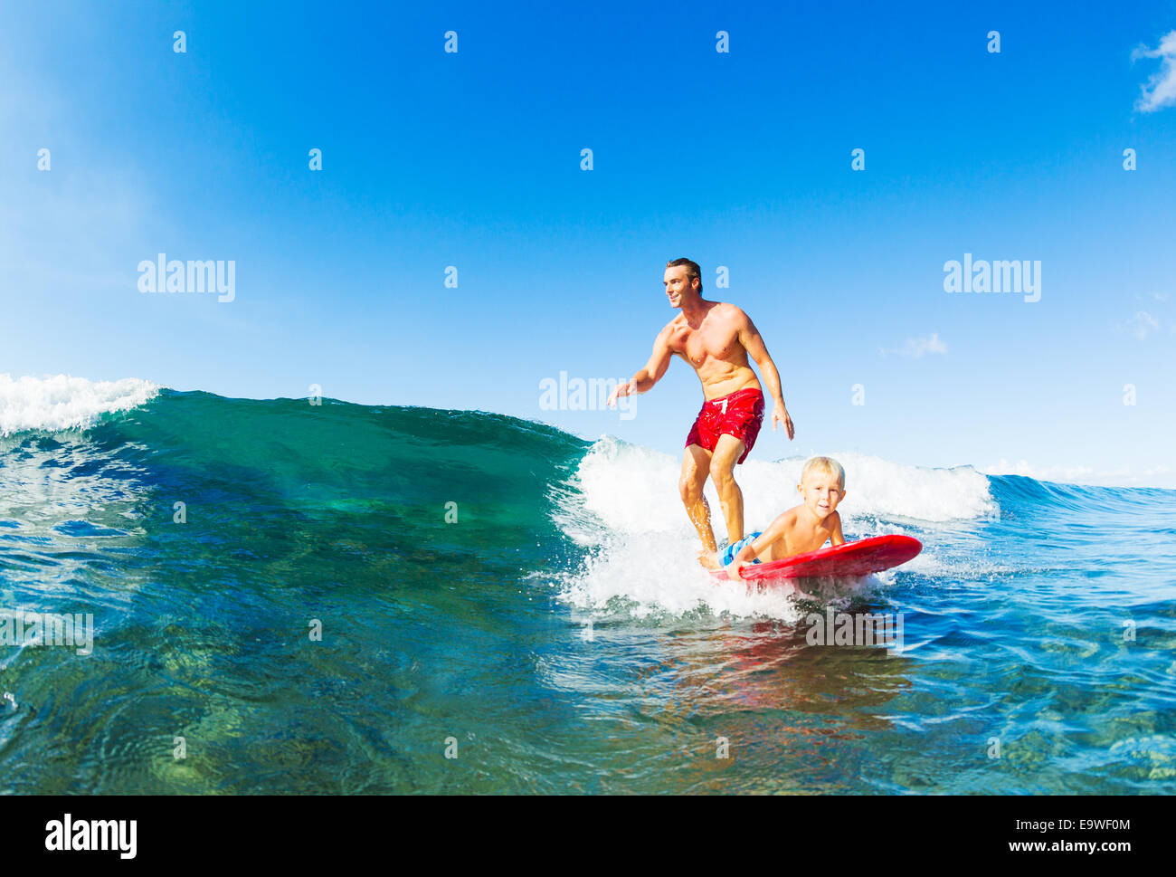 Vater und Sohn Surfen zusammen Stockfoto