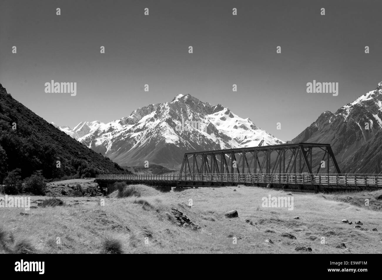 Schwarz / weiß Bild der Eisenbrücke auf Straße nach Tasman Gletscher Mt. Cook Stockfoto