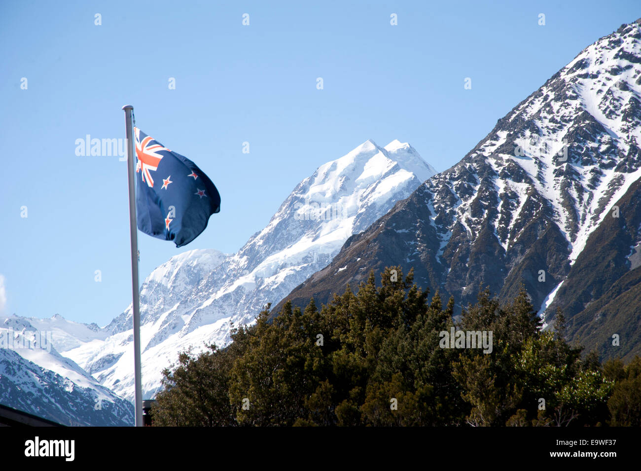 Neuseeland Flagge an der Eremitage mit Mt. Cook im Hintergrund Stockfoto