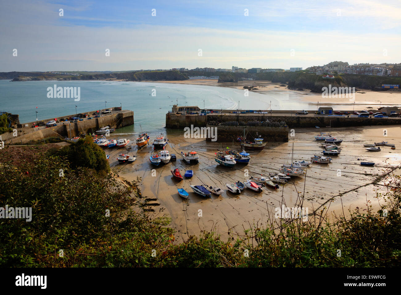 Newquay Hafen North Cornwall England UK mit Booten und Sandstrand Stockfoto