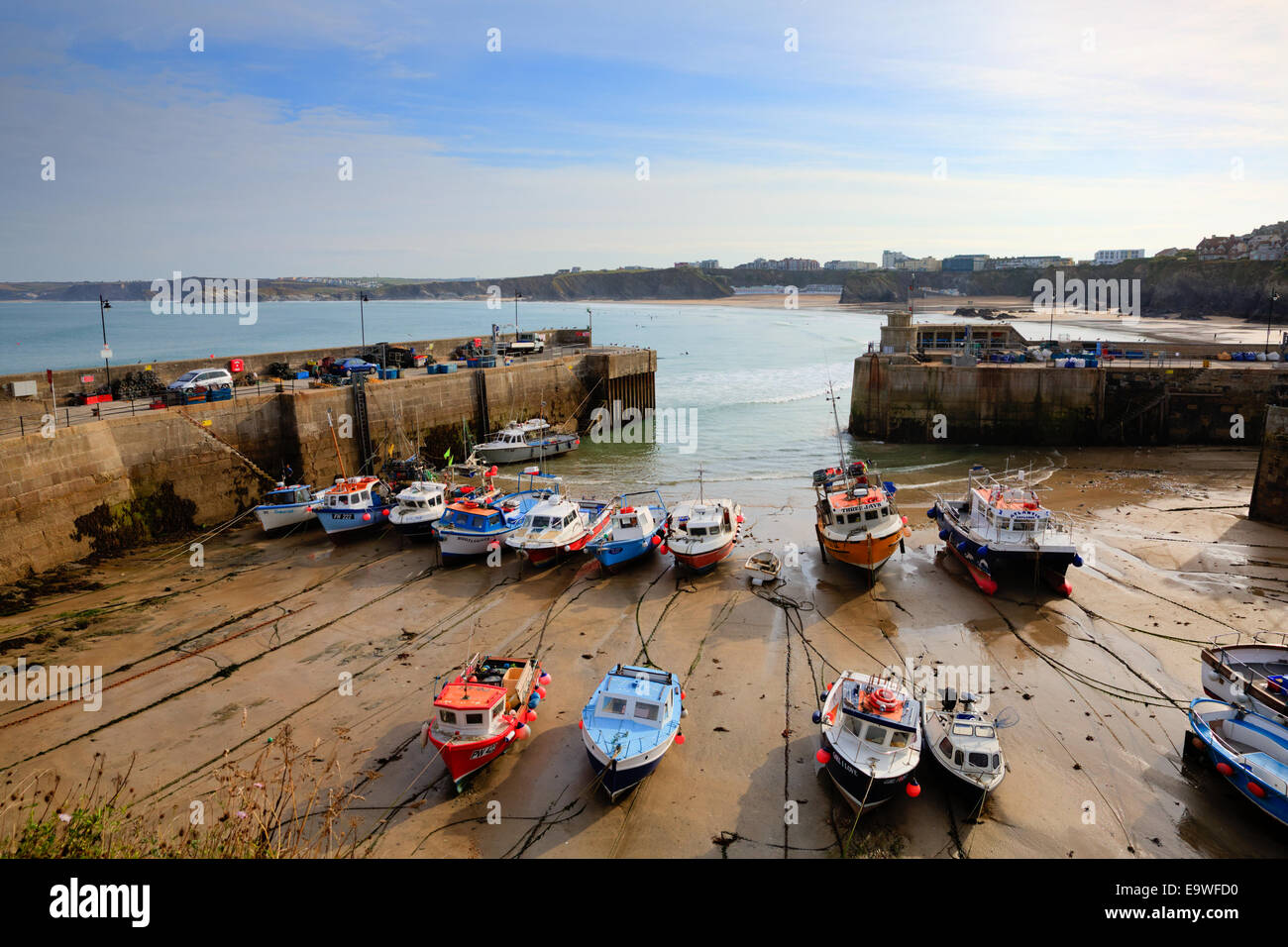 Blick auf Newquay Hafen North Cornwall England UK mit Booten und Sandstrand Stockfoto