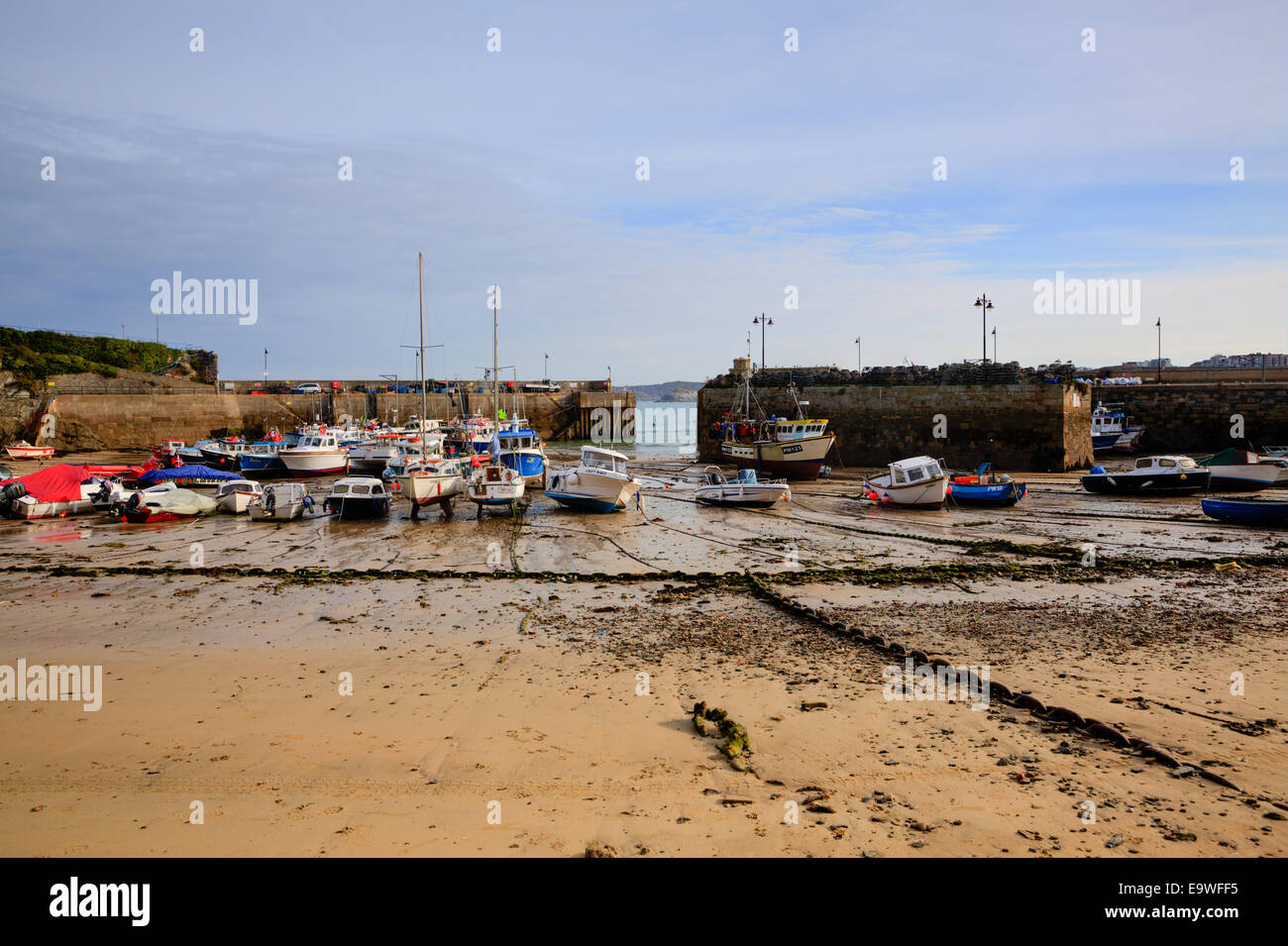 Newquay Hafen North Cornwall England UK mit Booten und Sandstrand Stockfoto
