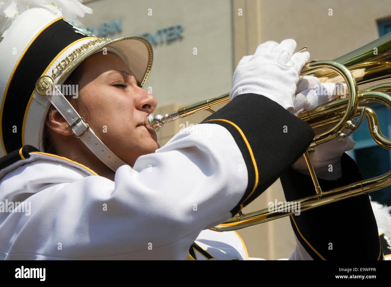 Naperville Memorial Day Parade. Mädchen spielen Trompete Stockfoto