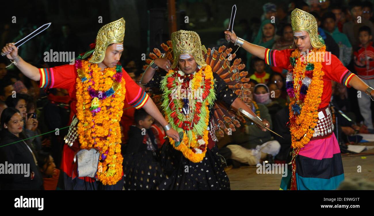 Lalitpur, Nepal. 2. November 2014. Künstler in traditioneller Kleidung auftreten während des Festivals Kartik Naach im alten Hof von Patan Durbar Square in Lalitpur, Nepal, 2. November 2014. Kartik Naach Festival findet jährlich als Geschichtenerzählen durch den Tanz, die vermutlich im 17. Jahrhundert eingeführt werden. © Sunil Sharma/Xinhua/Alamy Live-Nachrichten Stockfoto