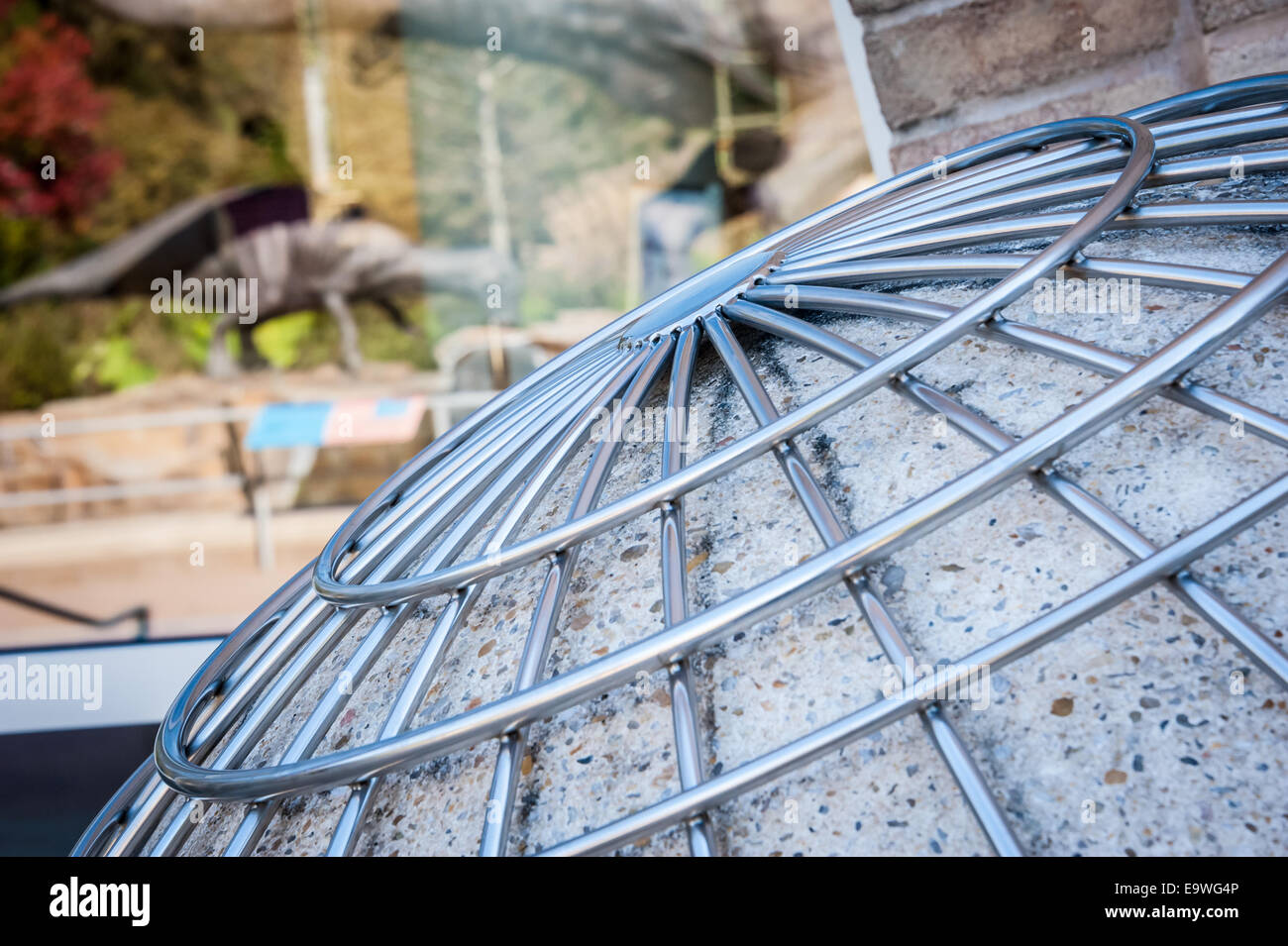 Moderne Welt Struktur und Reflexionen der Dinosaurier im Fernbank Museum of Natural History in Atlanta, Georgia, USA. Stockfoto