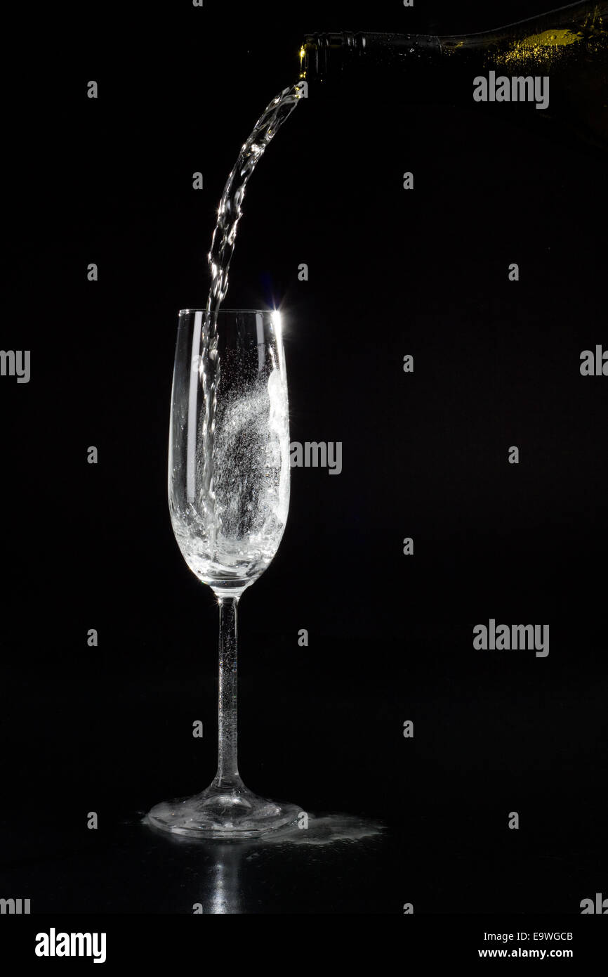 Prosecco wird in ein Glas gegossen. Stockfoto