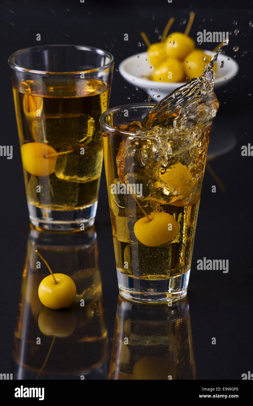 Calvados Äpfel in ein Glas mit Eis und Apfelsaft Stockfotografie - Alamy