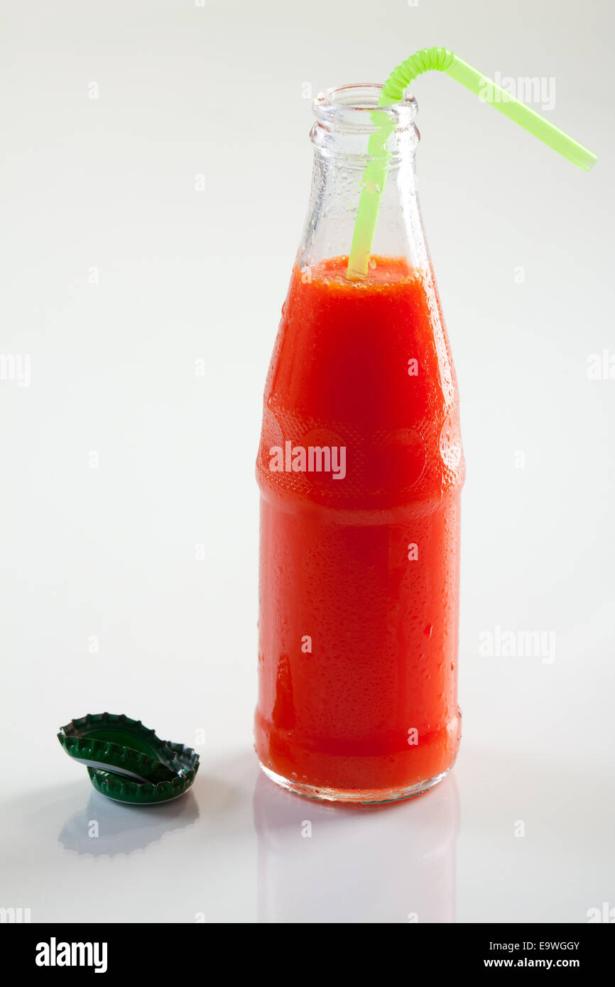 Blutorange-Flasche mit Kronkorken Stockfoto