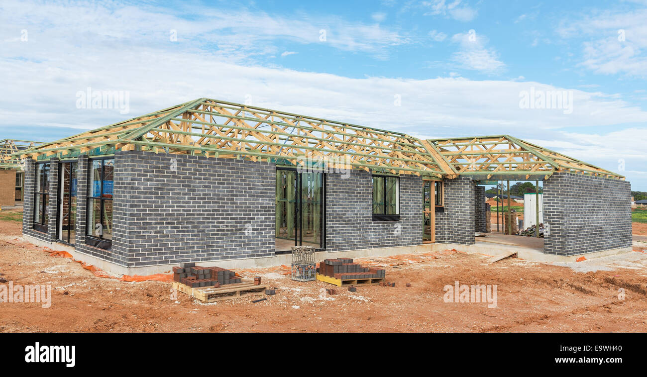 neues Haus im Bau gegen blauen Himmel Stockfoto