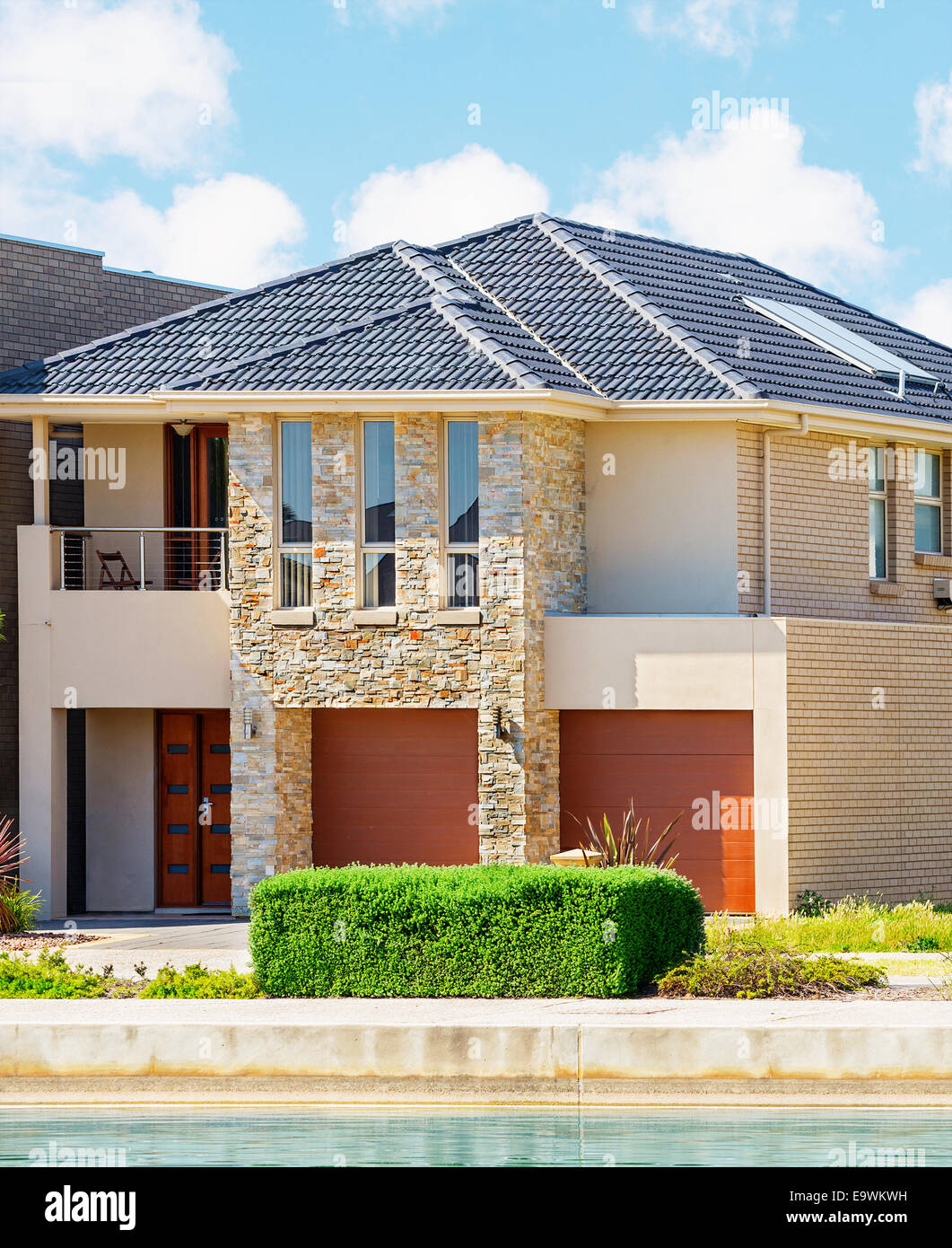 Typische Fassade eines modernen Vorort Stadthauses am Teich am Mittag Stockfoto