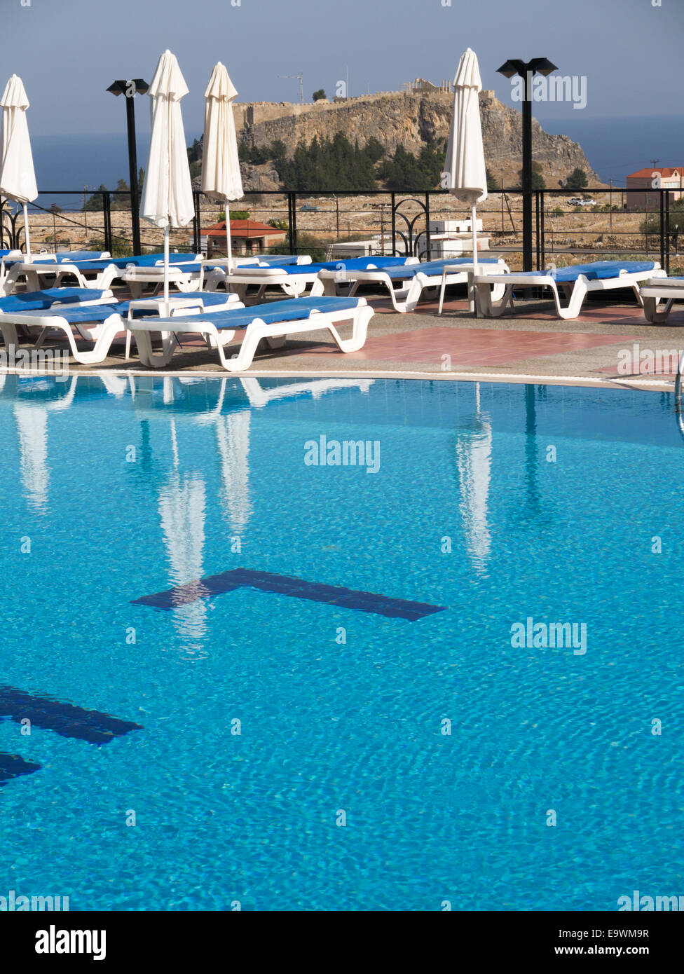 Die Akropolis von Lindos auf Rhodos gesehen von einem Hotel-Schwimmbad Stockfoto