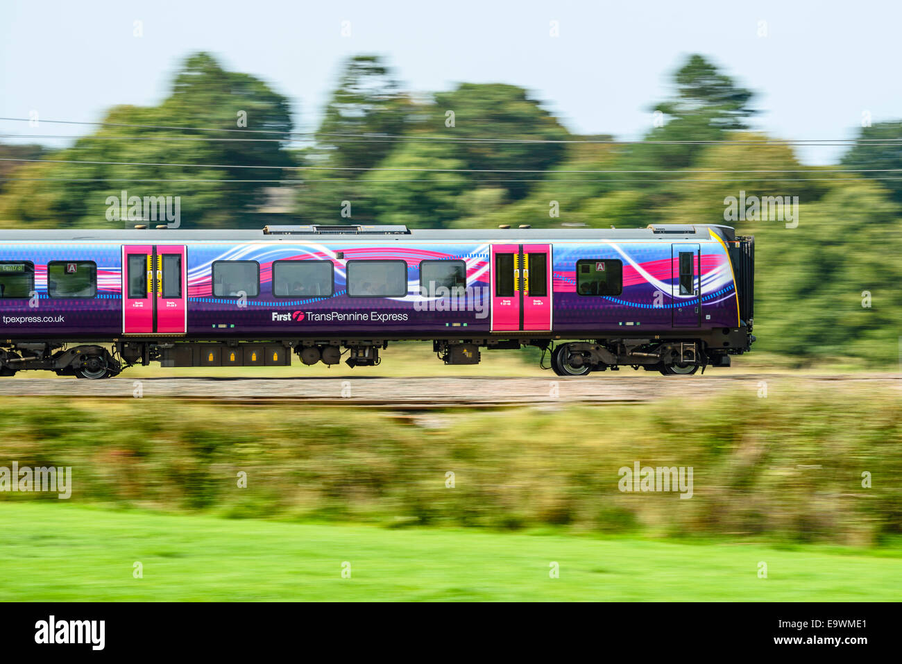 Erstes TransPennine Express Zug auf der West Coast Main Line in der Nähe von Garstang Lancashire Stockfoto