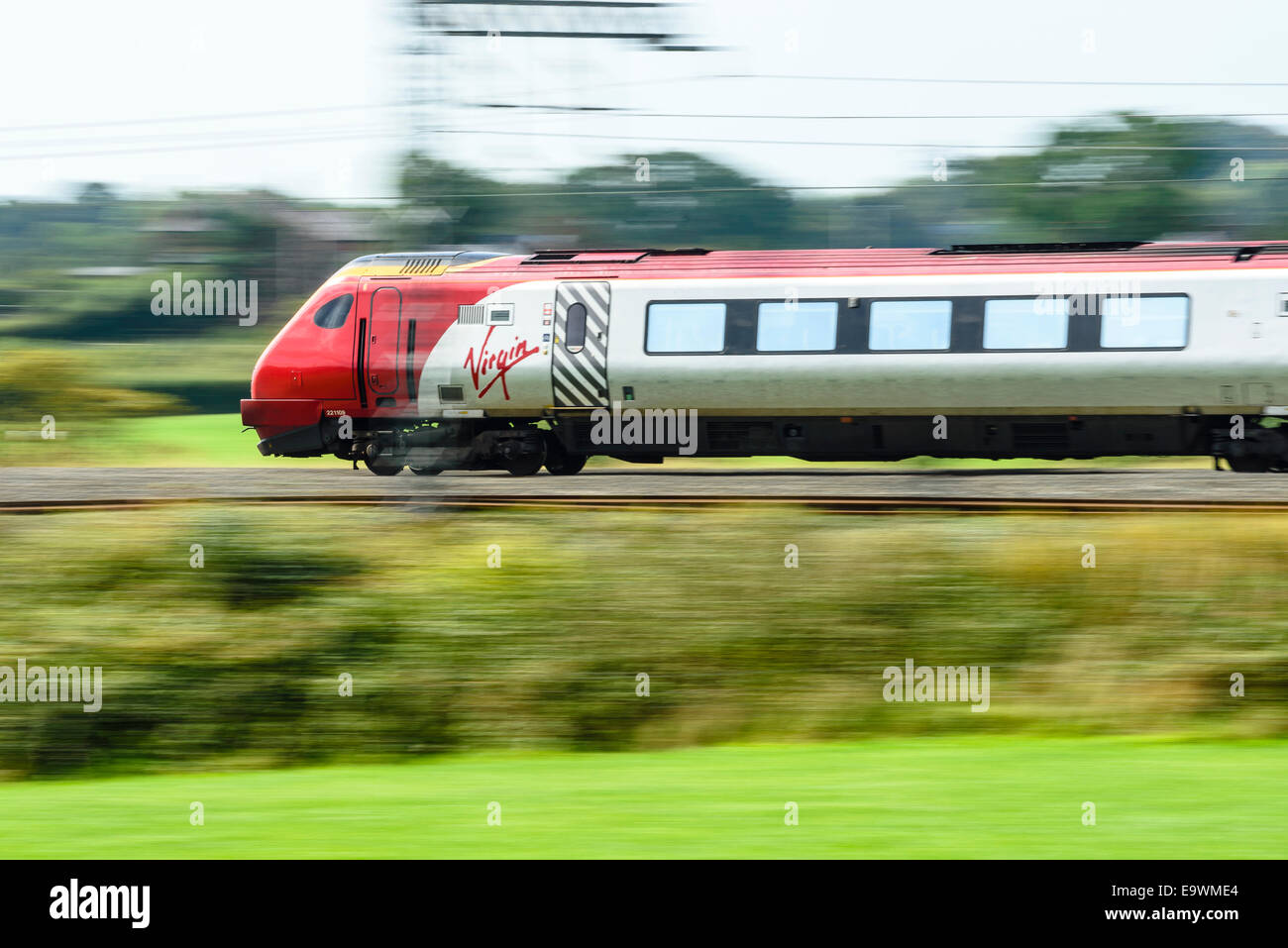 Schuss von Virgin Voyager Zug auf der West Coast Main Line in der Nähe von Garstang Lancashire schwenken Stockfoto