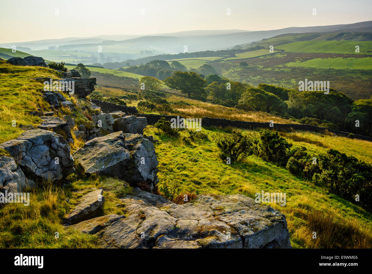 Dunstigen Morgen um kleine Cragg über Littledale im Bowland Fells in der Nähe von Lancaster Lancashire England, Wards Stein suchen Stockfoto