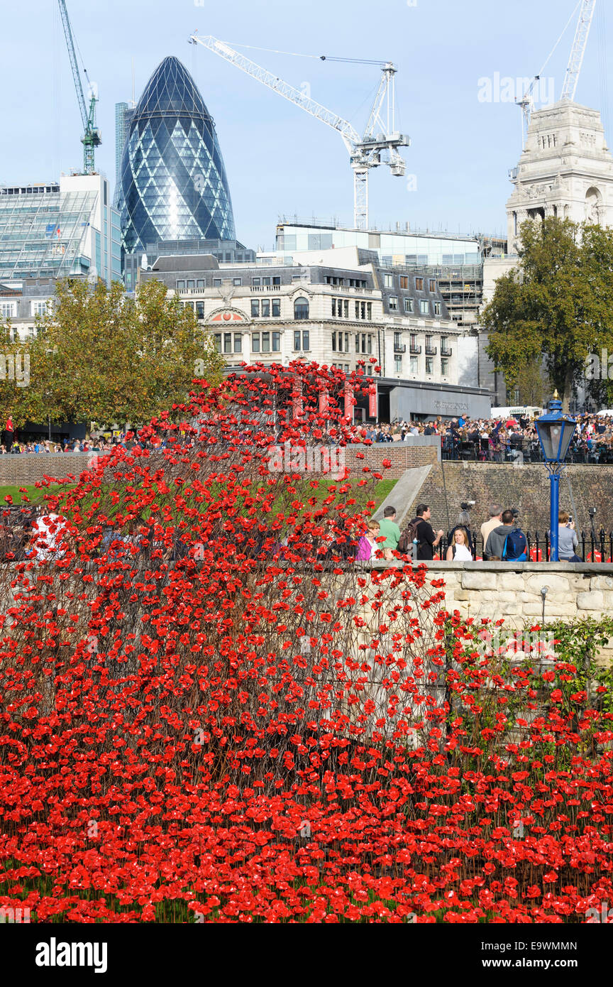 Großbritannien, England, London. Keramik Mohn am Tower of London zu gedenken die Hundertjahrfeier des Beginns des 1. Weltkrieges. Stockfoto