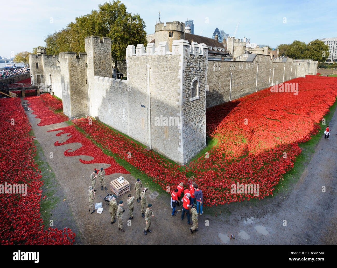 Großbritannien, England, London. Freiwillige erstellen ein Meer aus Keramik Mohnblumen in den Tower of London, das hundertjährige Jubiläum des 1. Weltkrieges zu gedenken. Stockfoto
