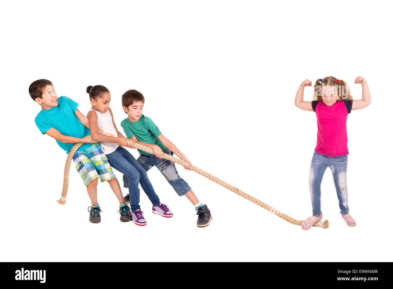 Gruppe von Kindern an einem Seil ziehen Wettbewerb gegen nur ein starkes Mädchen Stockfoto