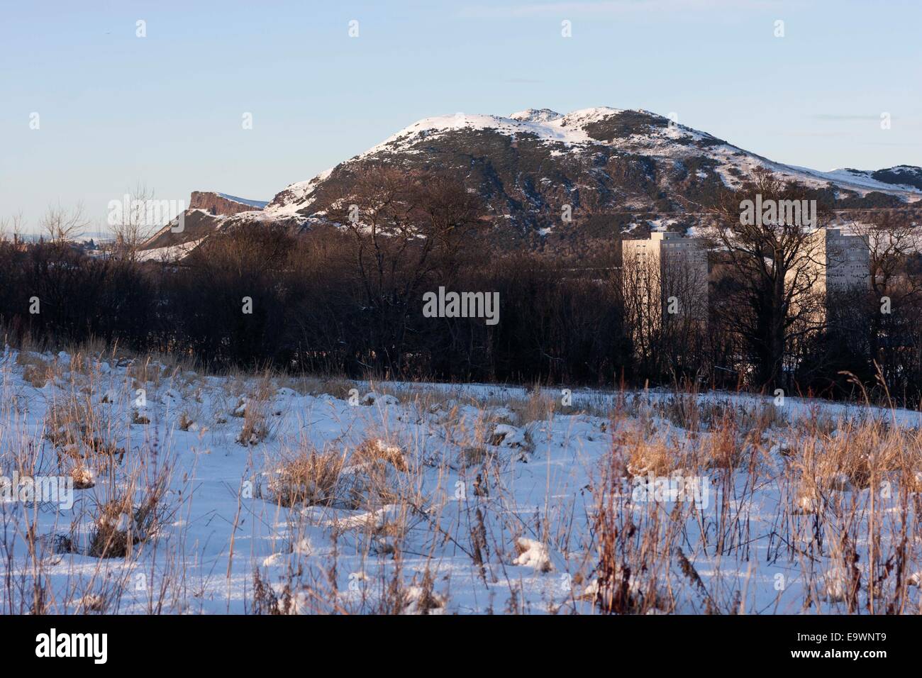 Ein allgemeiner Überblick über Arthur Seat Hügel geschneit in Edinburgh Stockfoto