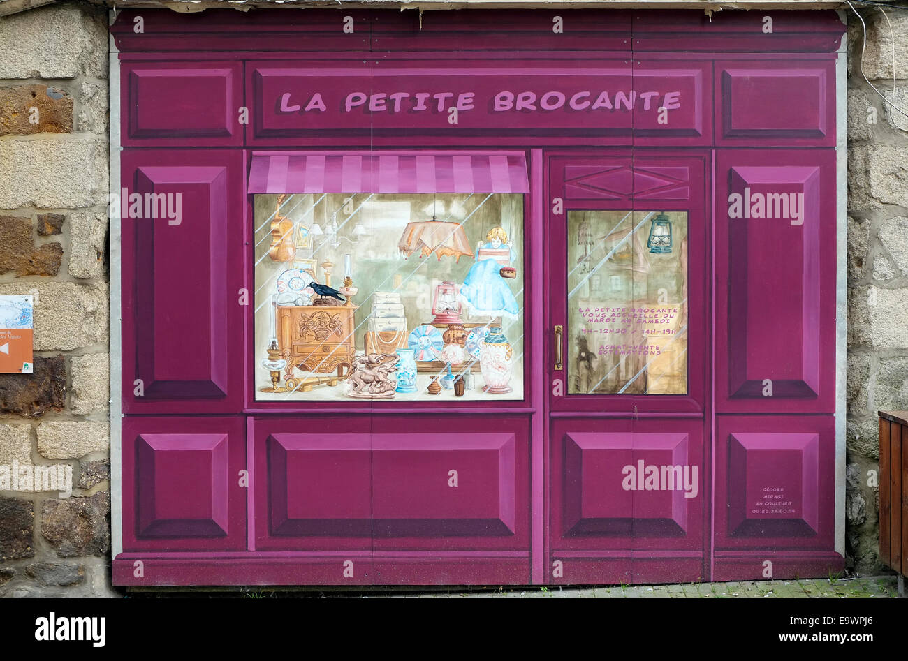 La petite Brocante Shop auf Mauerbau gemalt Stockfoto