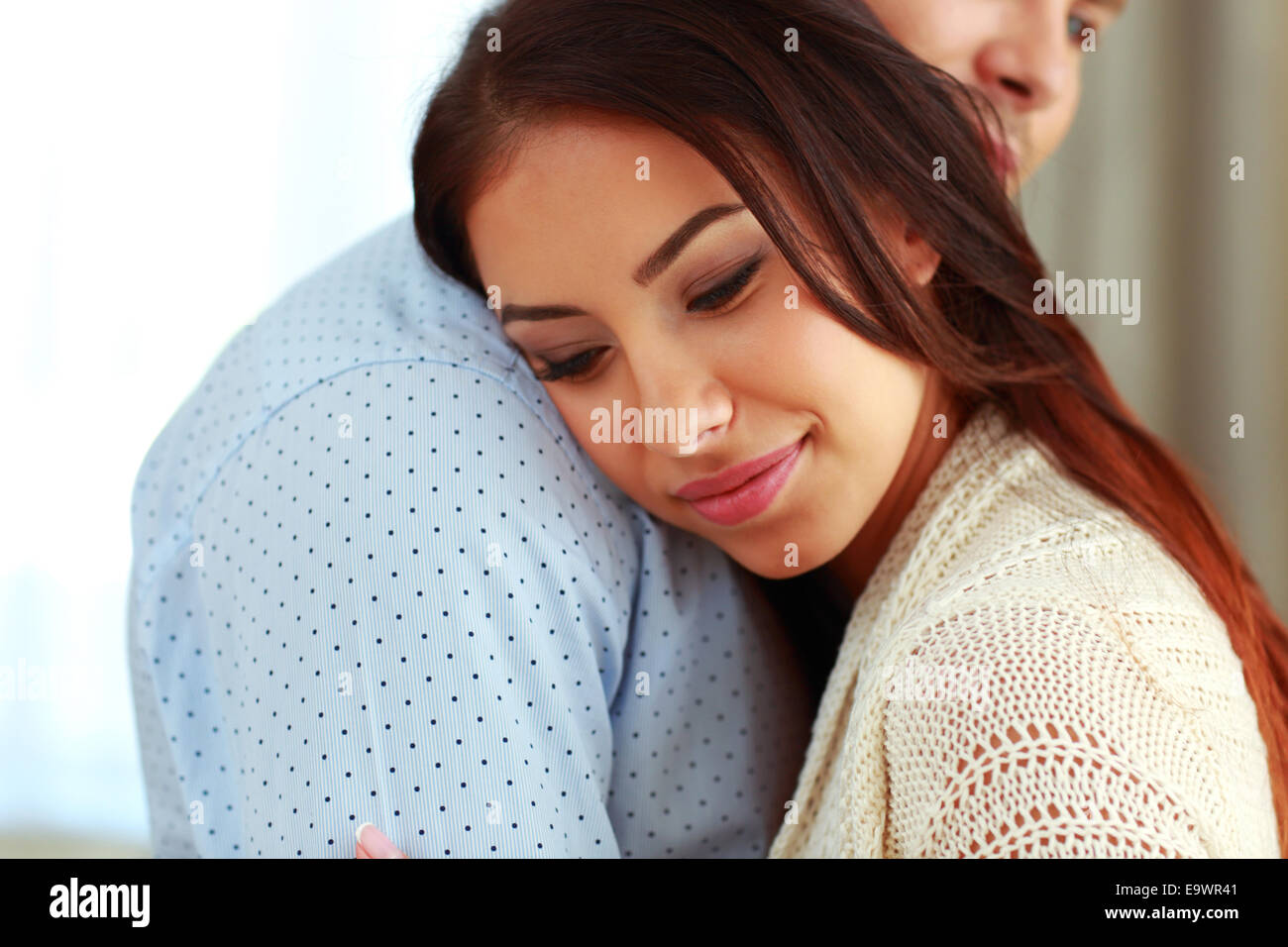 Nahaufnahme Portrait eines glücklichen Paares umarmen Stockfoto