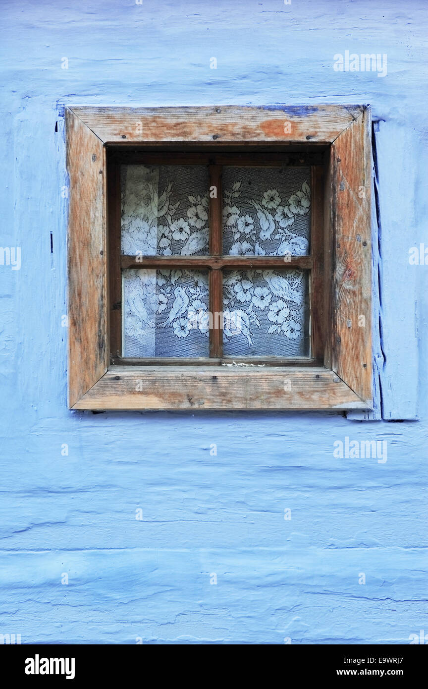 Architektur Detail mit alten Holzfenster auf einer blauen Wand Stockfoto