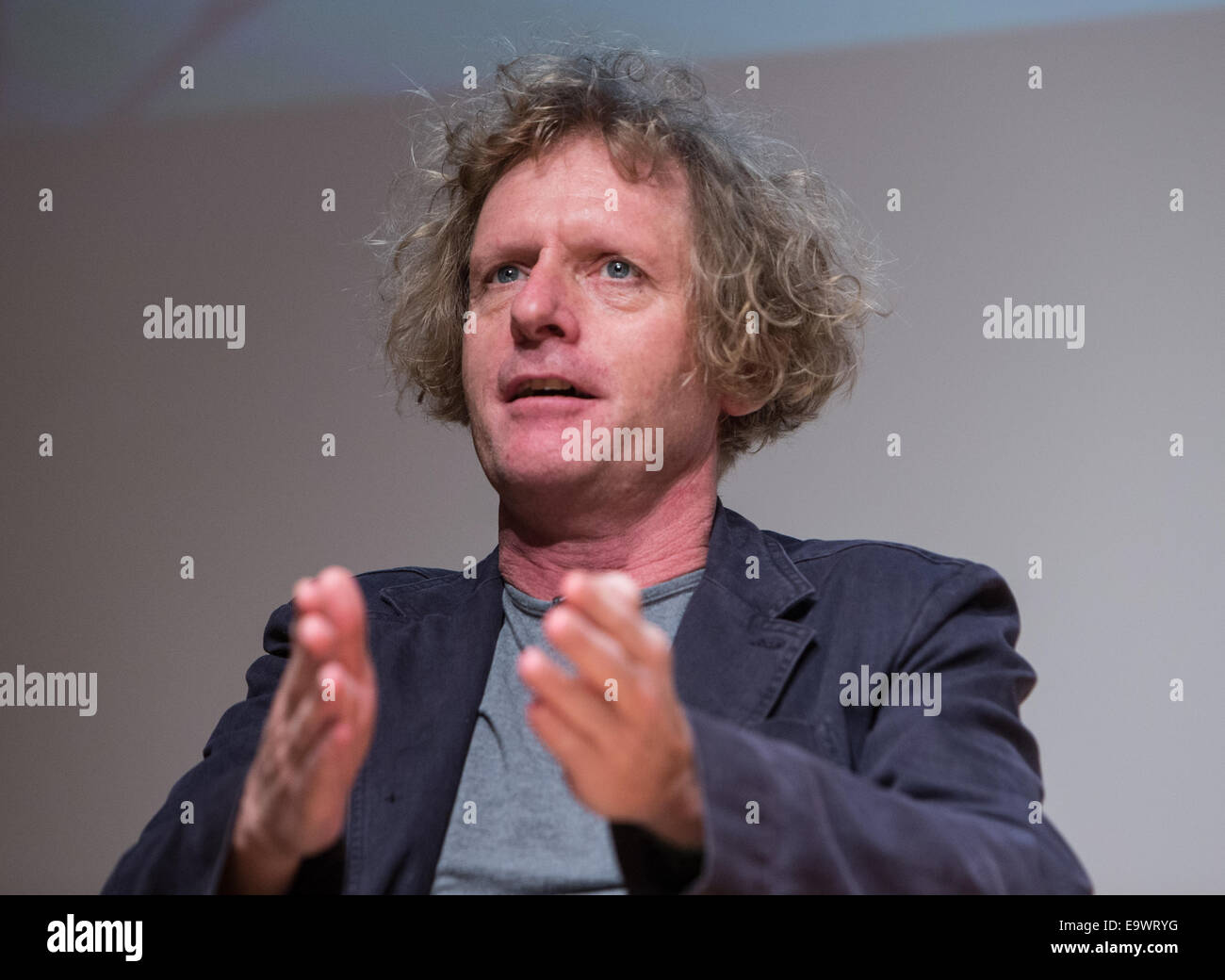 Grayson Perry diskutieren seine Ausstellung in der National Portrait Gallery in Verbindung mit der Channel 4-Serie "Wer bist du?" Stockfoto