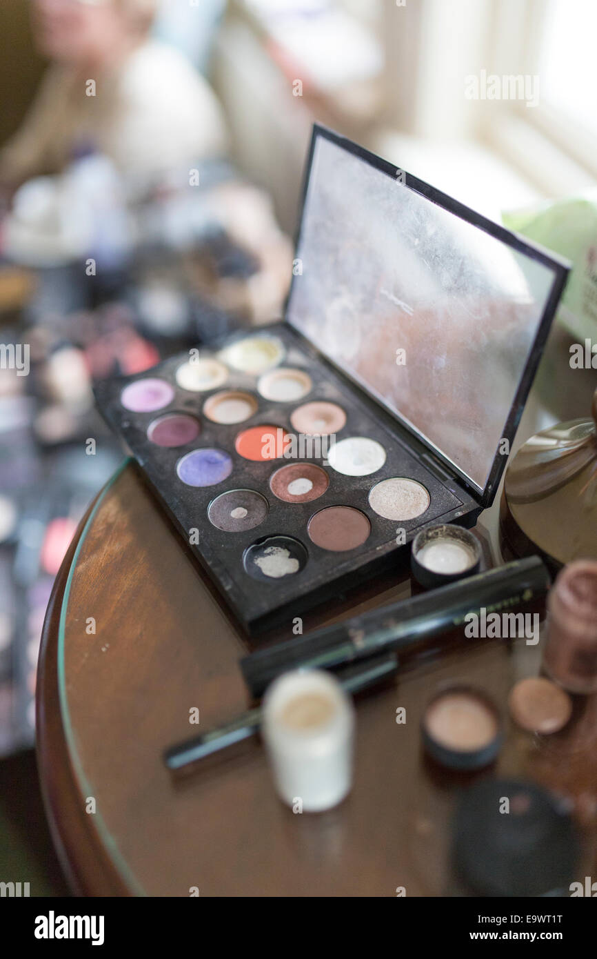 Make-up-Palette mit Lidschatten Farben Stockfoto