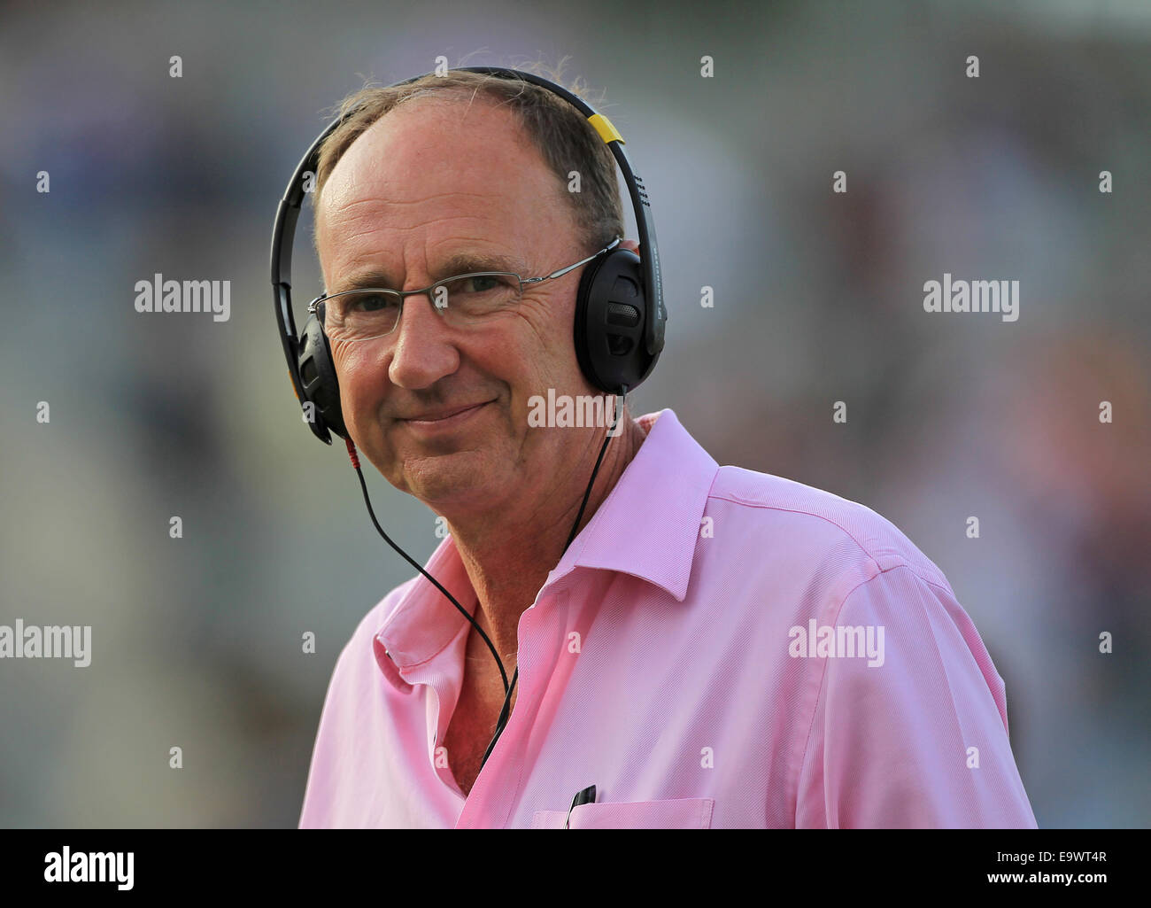 Cricket - BBC Cricket Korrespondent Jonathan Agnew mit Kopfhörern Stockfoto