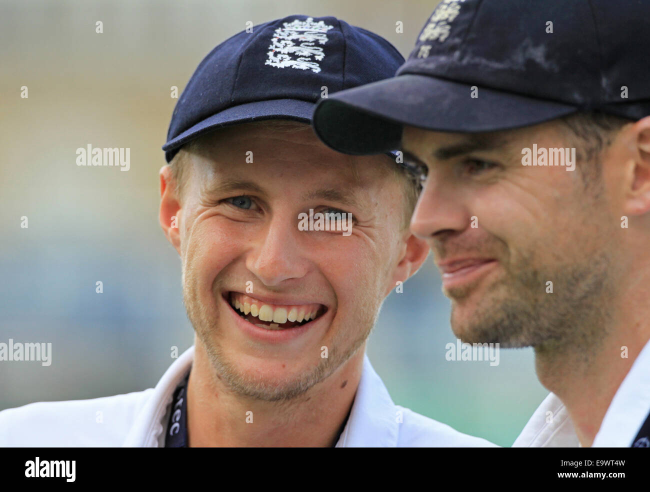 Cricket - Joe Root und James Anderson Portrait nach England gewinnen die Investec Test-Serie gegen Indien an das Kia Oval im Jahr 2014 Stockfoto