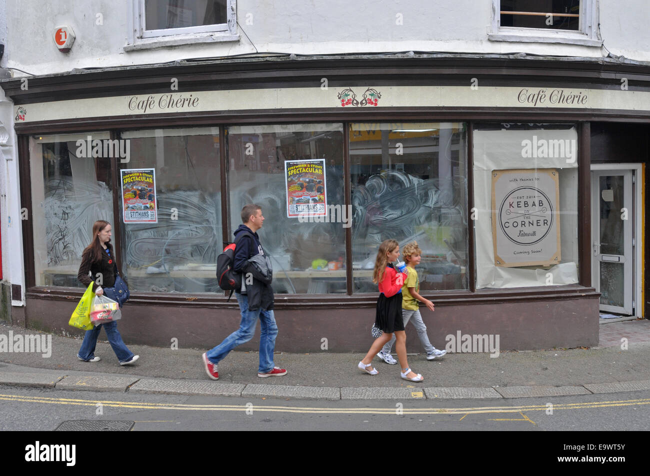 Die Menschen gehen vorbei an einem stillgelegten Café in Falmouth Cornwall Stockfoto