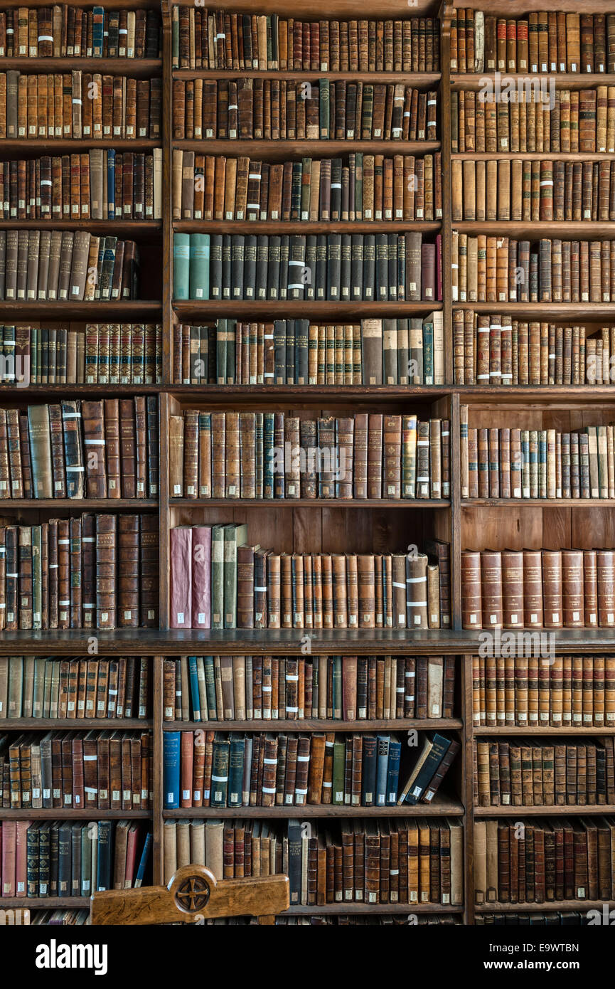 Religiöse Bücher in eine alte Bibliothek, UK Stockfoto