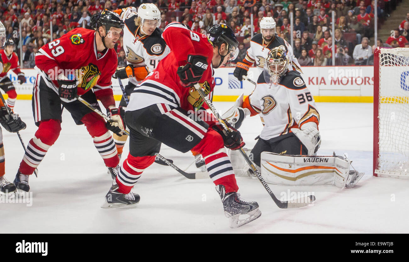 28. Oktober 2014: Chicago, Illinois, USA - Blackhawk #19 Jonathan Toews versucht einen Schuss auf Enten Torhüter #36 John Gibson während der National Hockey League-Spiel zwischen den Chicago Blackhawks und die Anaheim Ducks im United Center in Chicago, IL. Stockfoto